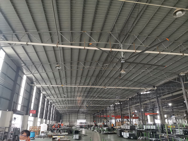 工廠車(chē)間安裝大型工業(yè)大風(fēng)扇,環(huán)保節(jié)能工業(yè)排氣扇